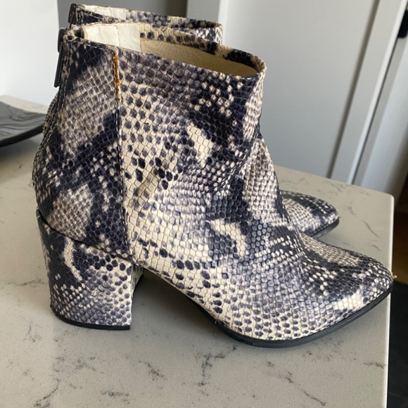 Steve Madden snake skin boots - Picture 2 of 6
